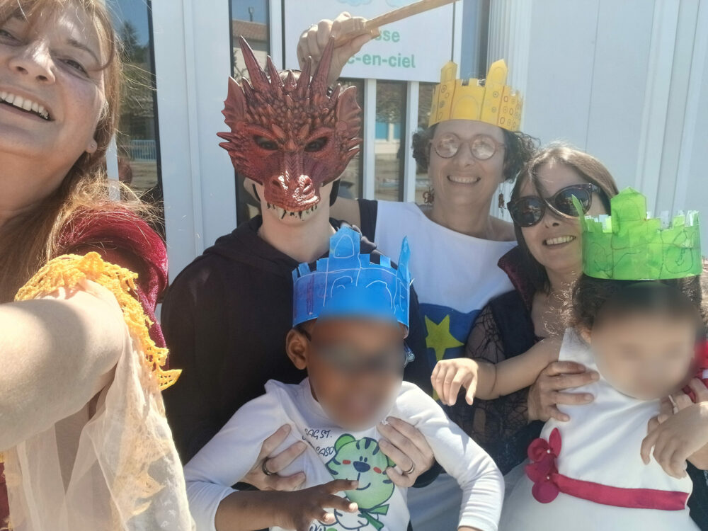 Selfie d'une partie de l'équipe et de 2 enfants déguisés
