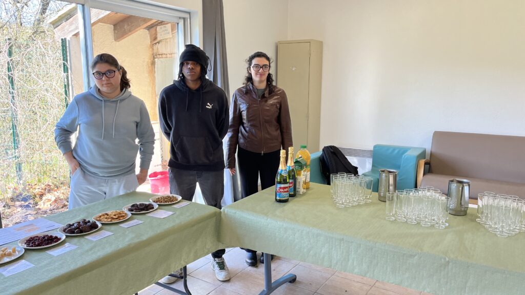 3 jeunes devant le buffet de dégustation