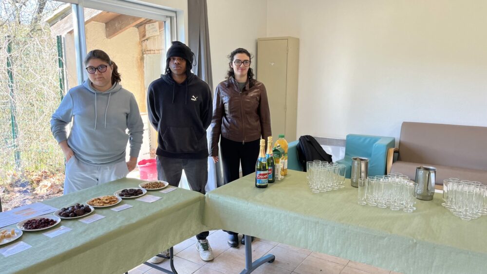 3 jeunes devant le buffet de dégustation