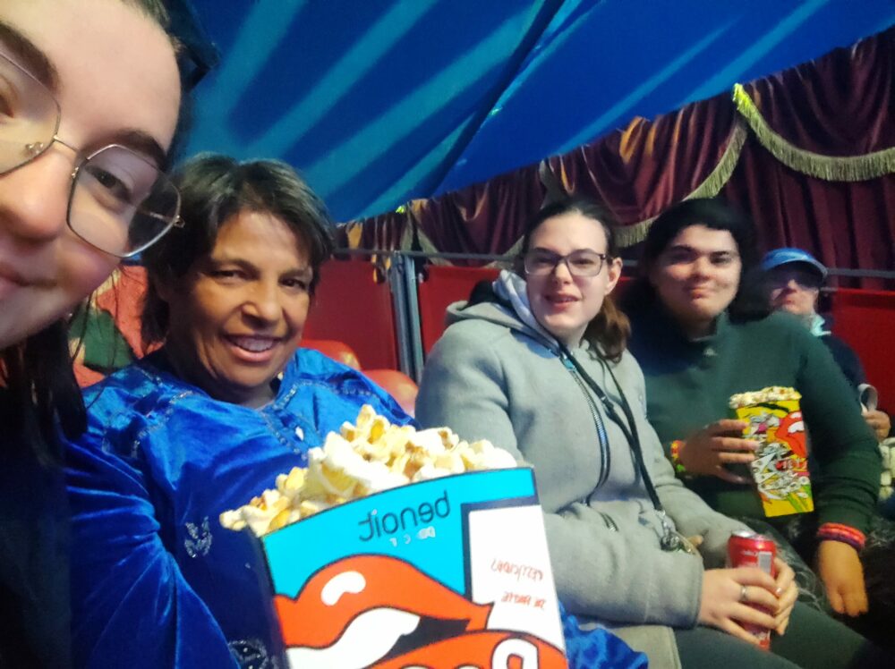 Les participants dans la salle de spectacle avec du Popcorn