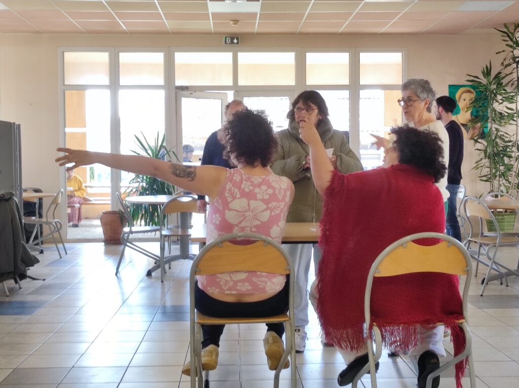 Des résidents dans le réfectoire faisant office de bureau de vote