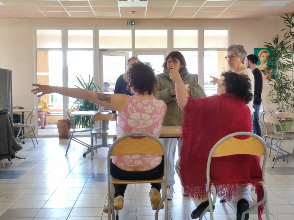 Des résidents dans le réfectoire faisant office de bureau de vote