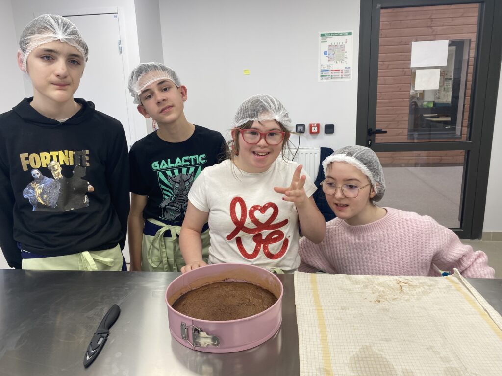 4 jeunes aux fourneaux préparent un gâteau