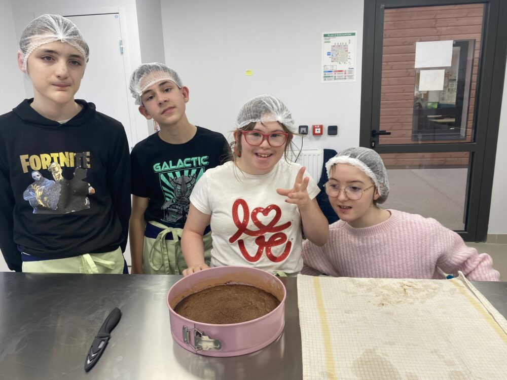 4 jeunes aux fourneaux préparent un gâteau