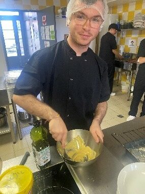 Un jeune au fourneau