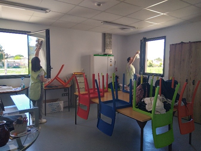 Deux jeunes en plein nettoyage