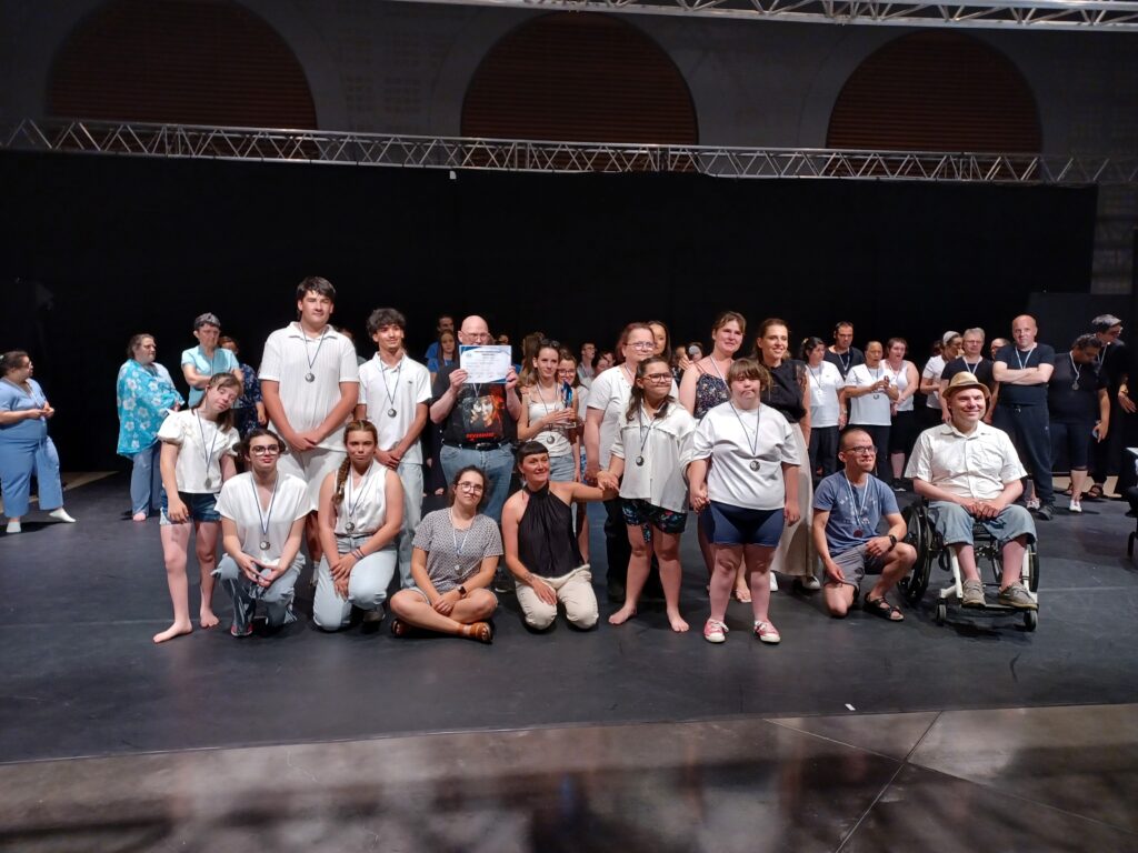 Les lauréats sur scène avec leur trophée
