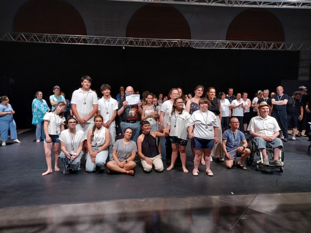 Les lauréats sur scène avec leur trophée