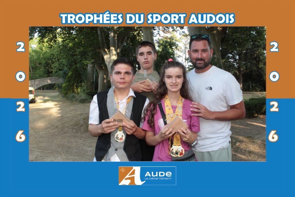 Photo des 3 médaillés avec leur éducateur