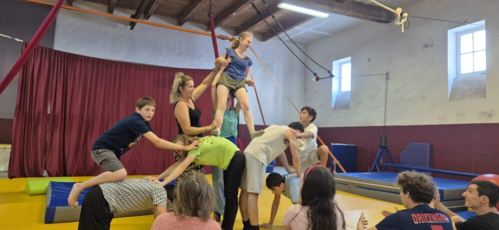 Durant leur spectacle les jeunes forment une pyramide humaine avec leur éducatrice