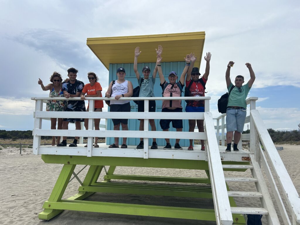 Photo de groupe sur la plage dans le centre de secours