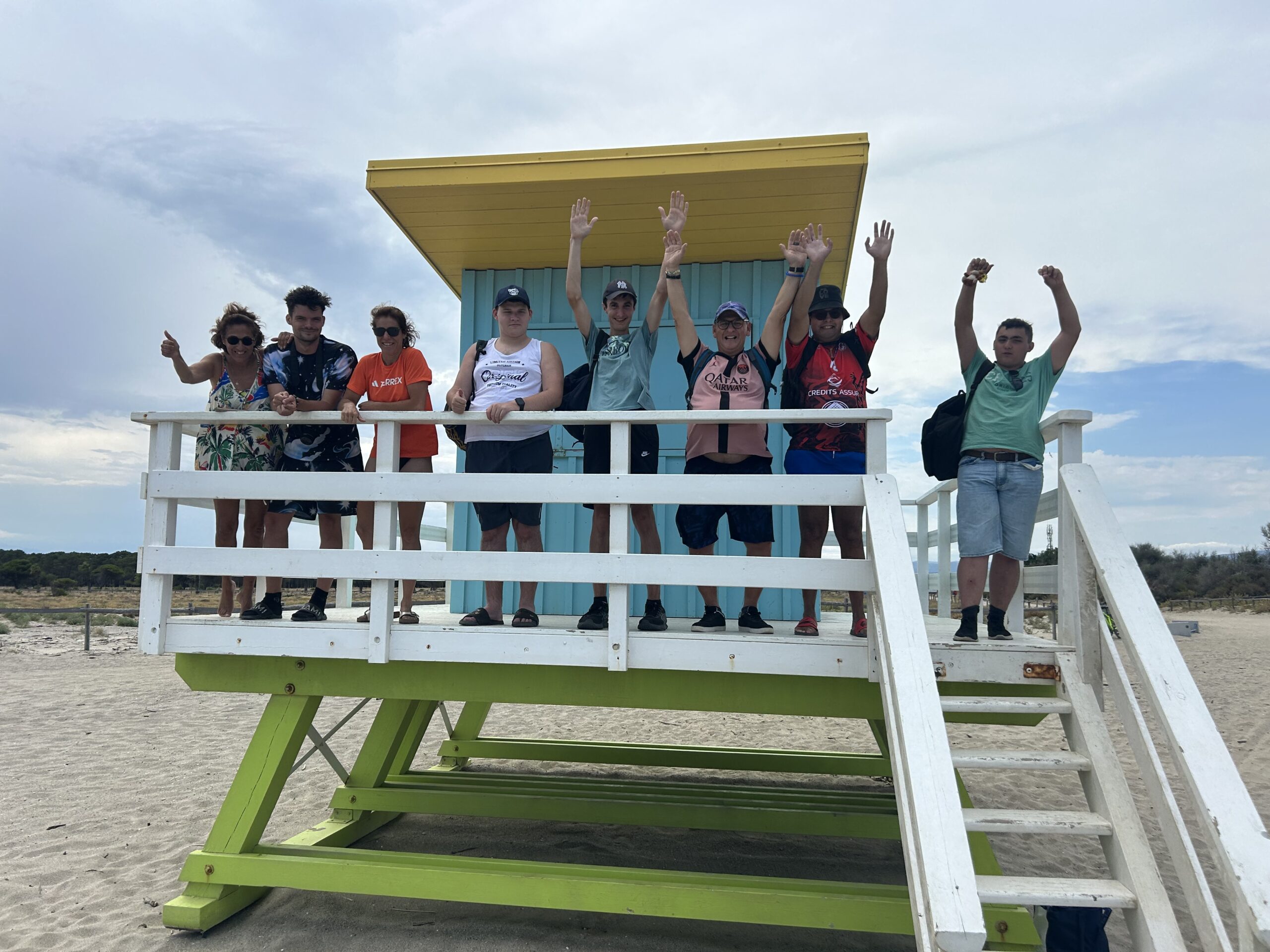 Photo de groupe sur la plage dans le centre de secours