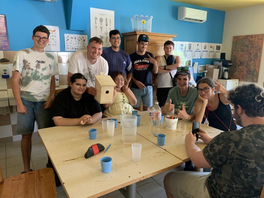 Photo de groupe autour d'un verre