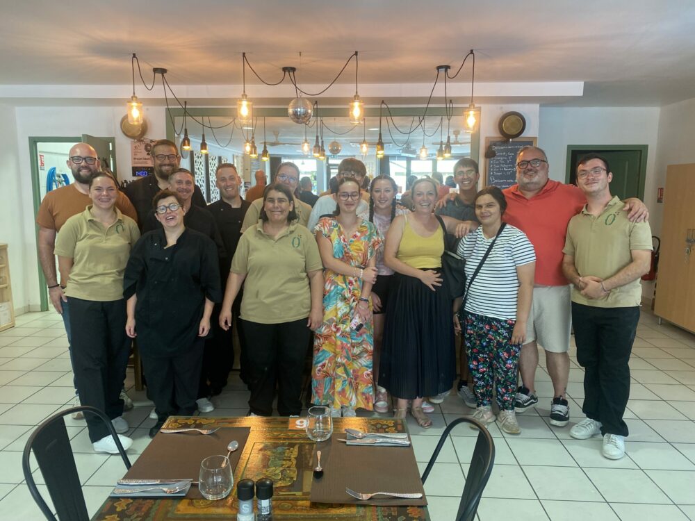 Photo de groupe dans le restaurant d'application