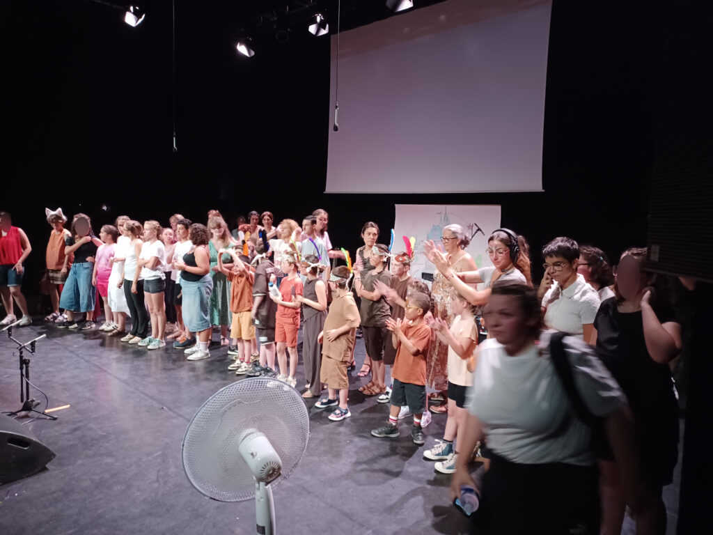 Jeunes et professionnels sur la scène à la fin du spectacle