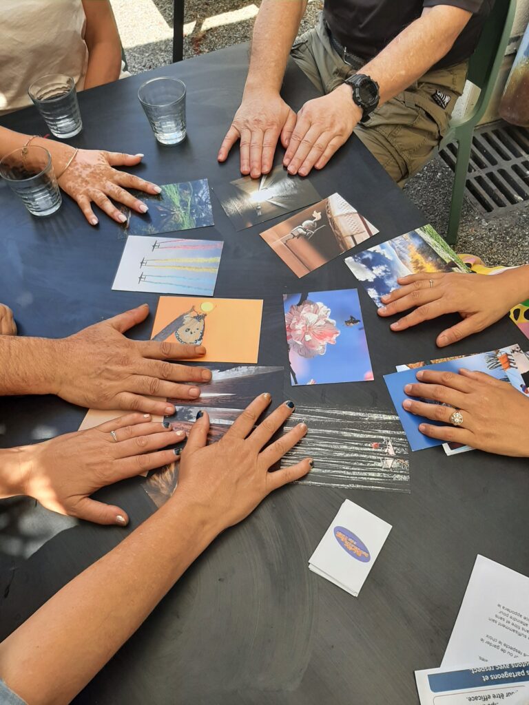 Des mains et des photos sur une table
