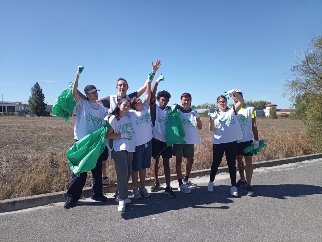 Les participants en action avec leurs sacs poubelle
