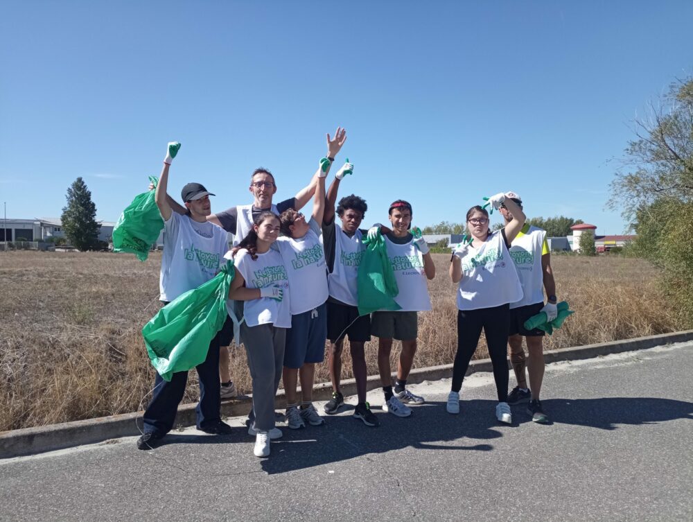 Les participants en action avec leurs sacs poubelle