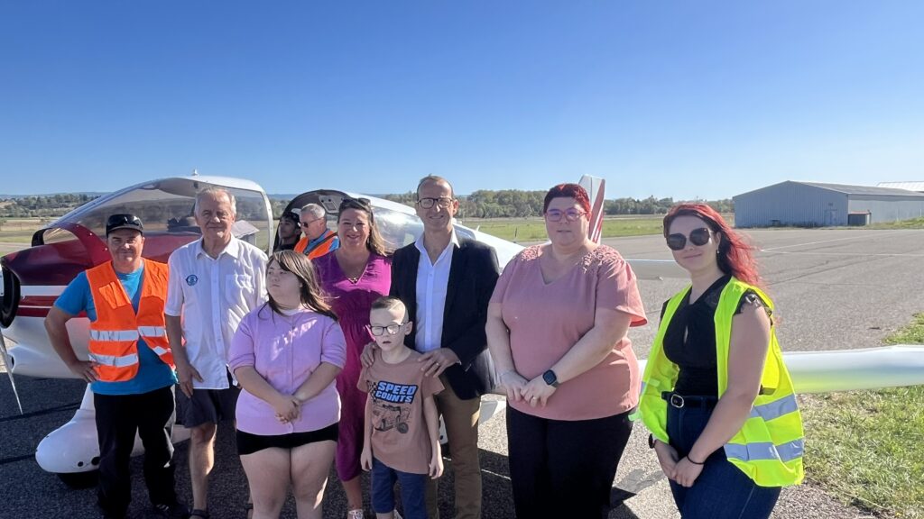 Les jeunes avec le Maire et le pilote devant un avion