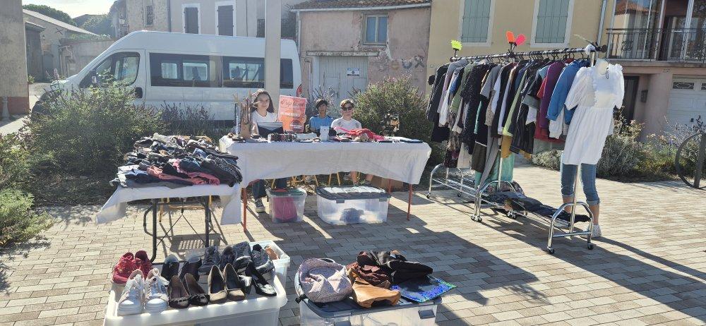 Les jeunes sur leur stand durant le marché
