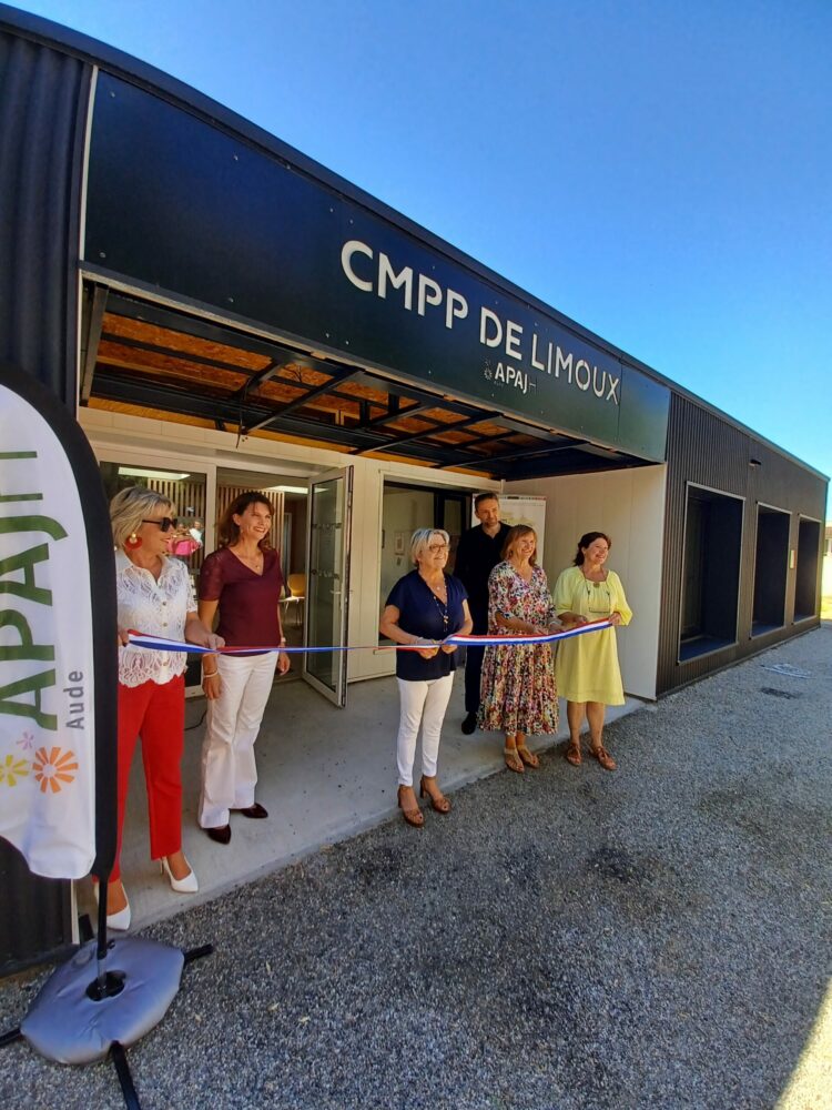 Anne-Marie Sastre Andrieu coupe le ruban devant l'entrée du CMPP accompagnée de la directrice administrative du CMPP (Charline Mongereau Jegou), du directeur médical (Remy Klein) et des représentantes de la Mairie et du Conseil départemental