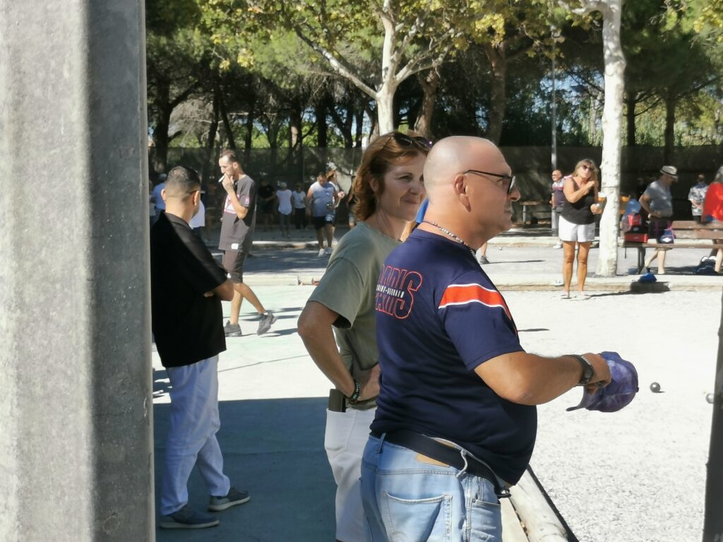 Les équipes sur le terrain de pétanque
