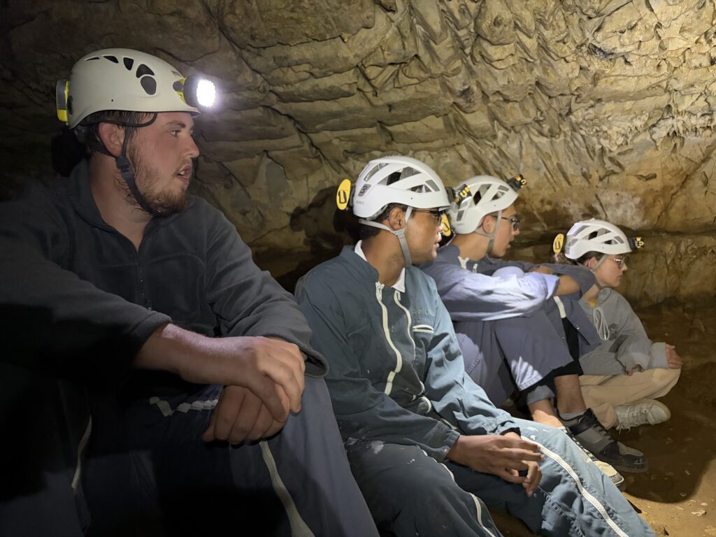 4 jeunes spéléologues en herbe dans la grotte