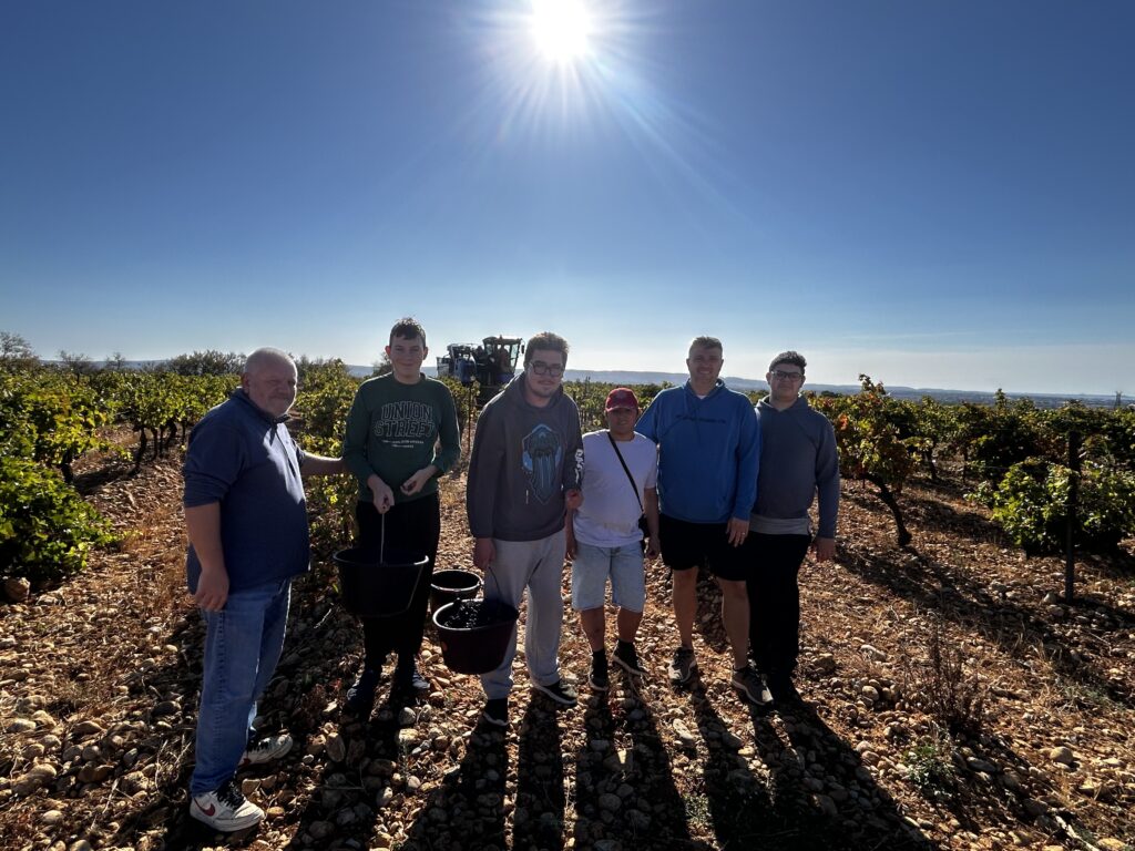 Photo de groupe dans les vignes avec William